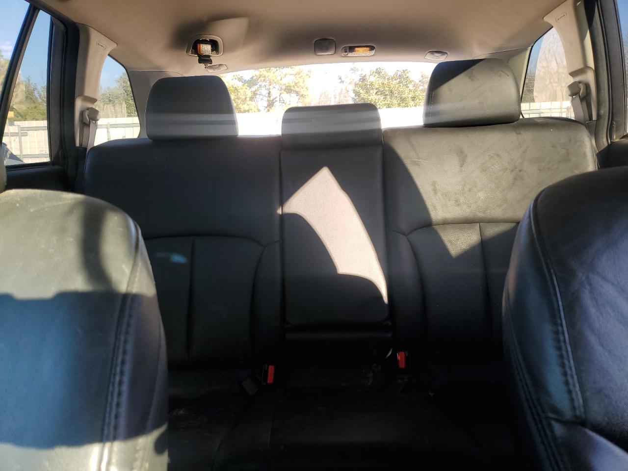 2010 Subaru Outback - Image 10