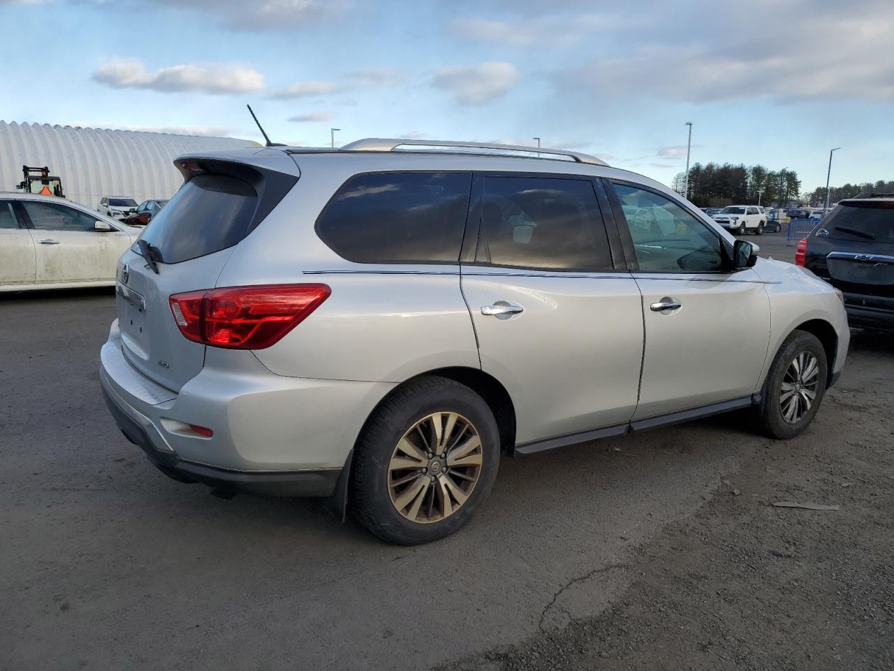 VIN 5N1DR2MM7HC639918 2017 NISSAN PATHFINDER no.3