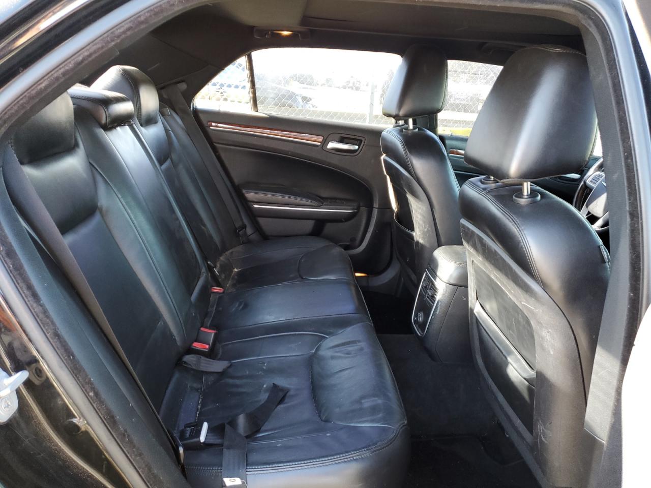 2014 Chrysler 300 - Image 10