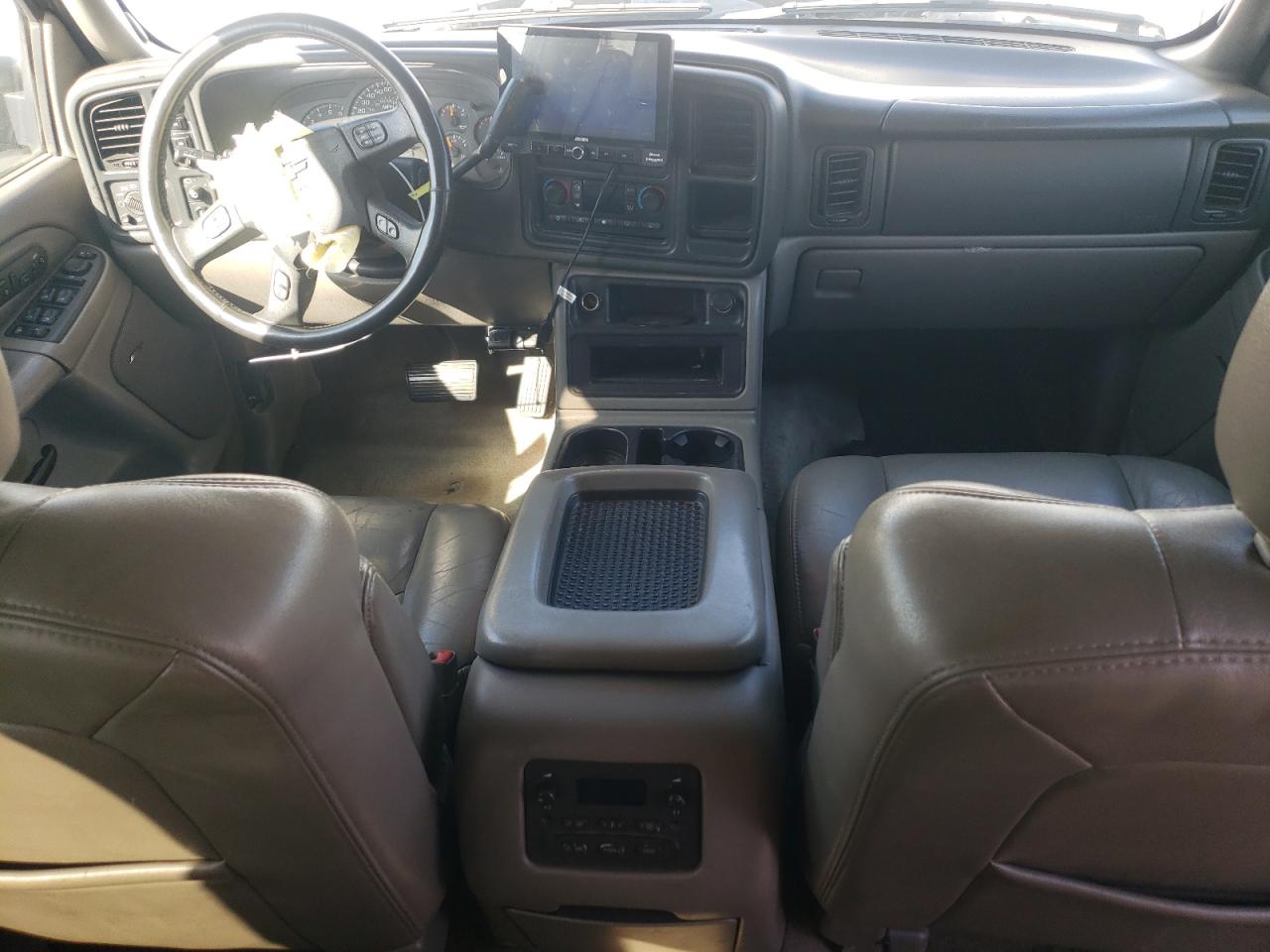 2004 Chevrolet Suburban - Image 8