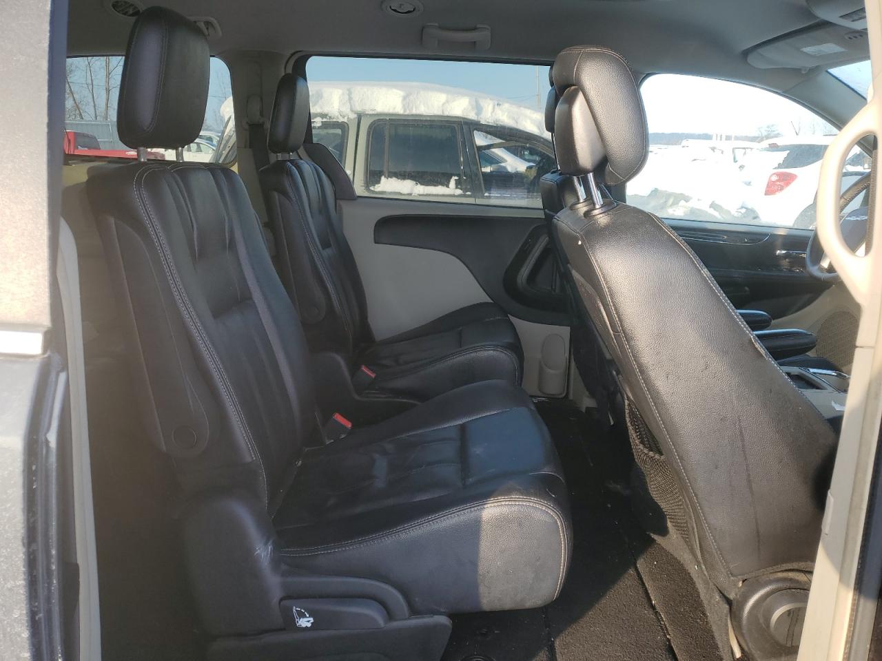 2014 Chrysler Town & Country - Image 11