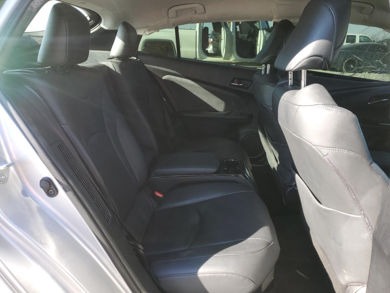 2018 Toyota Prius - Image 11