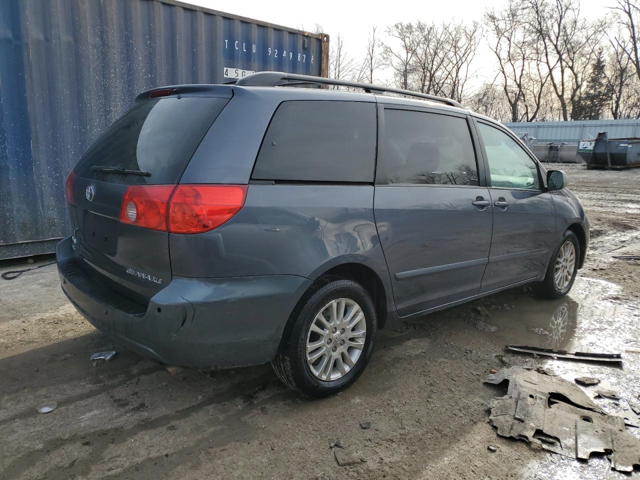 2009 Toyota Sienna - Image 3