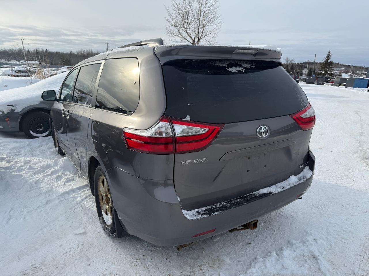 2015 Toyota Sienna - Image 2