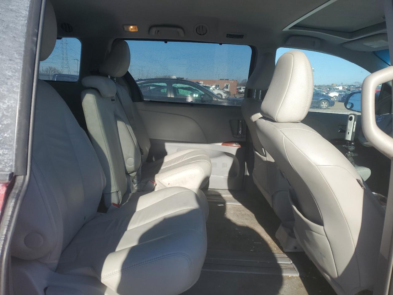 2013 Toyota Sienna - Image 11