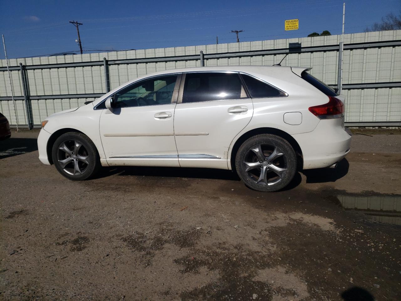 2011 Toyota Venza - Image 2