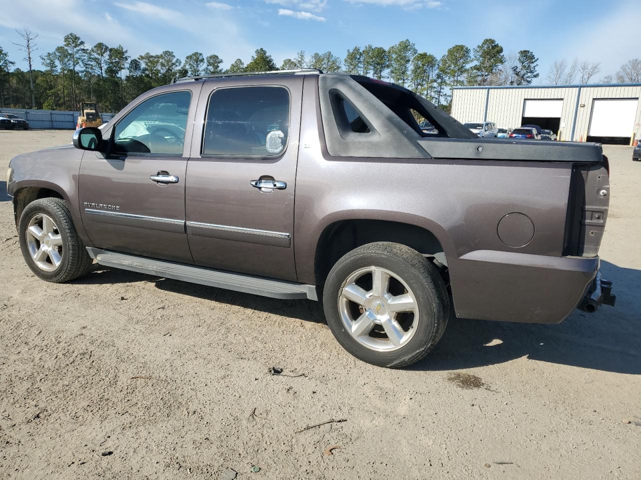 2010 Chevrolet Avalanche - Image 2