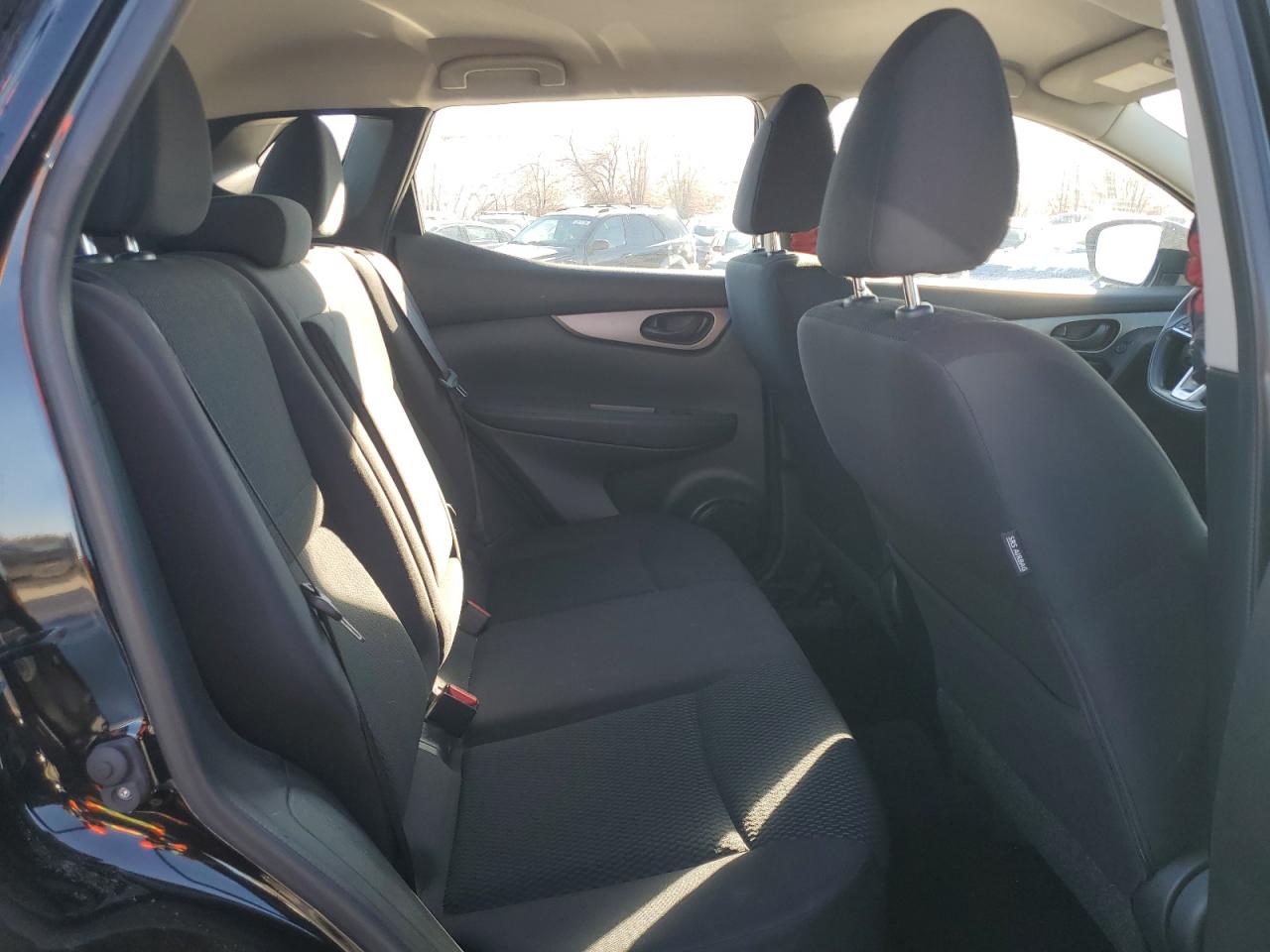 2018 Nissan Rogue - Image 11