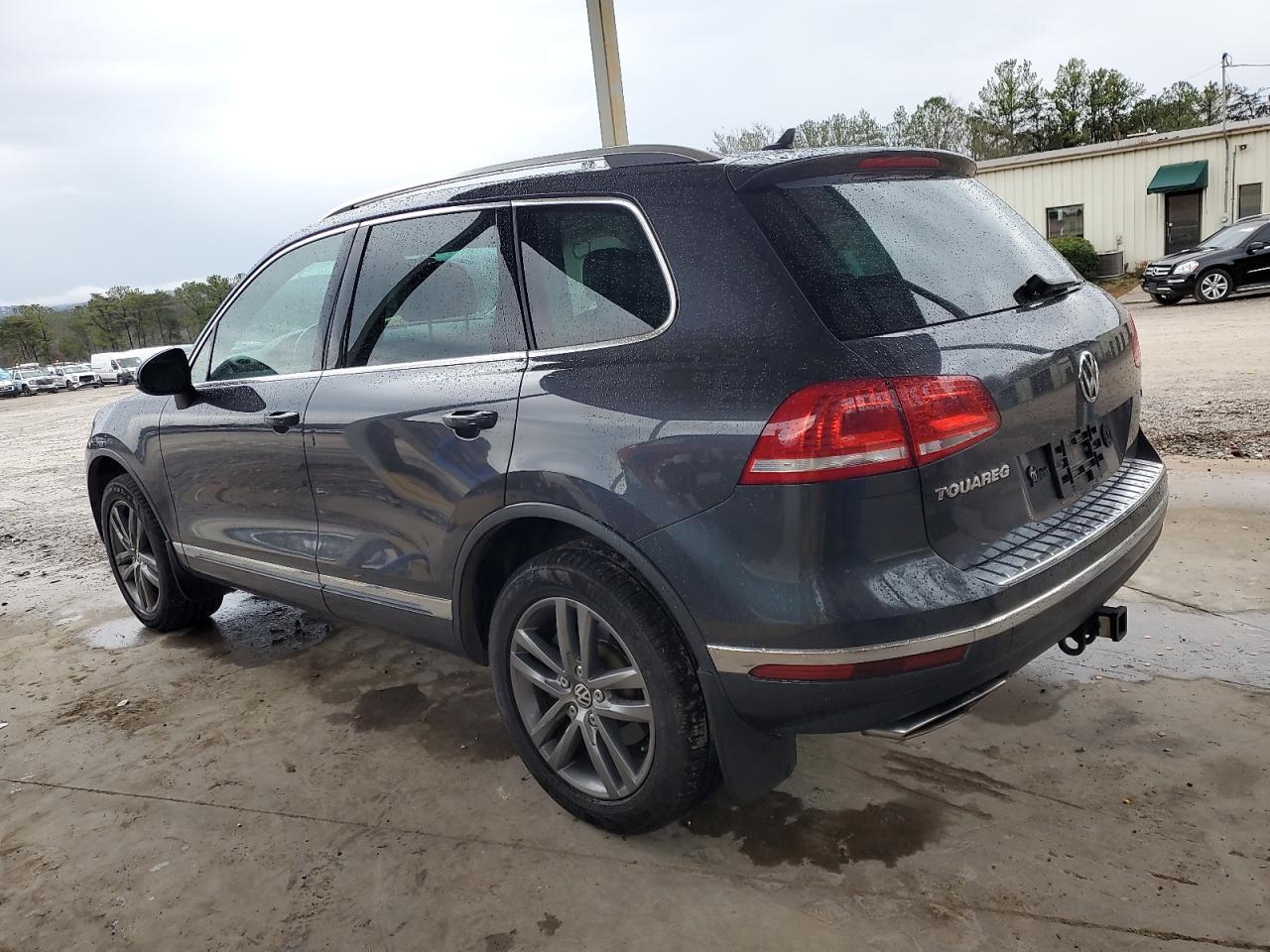 2015 Volkswagen Touareg - Image 2