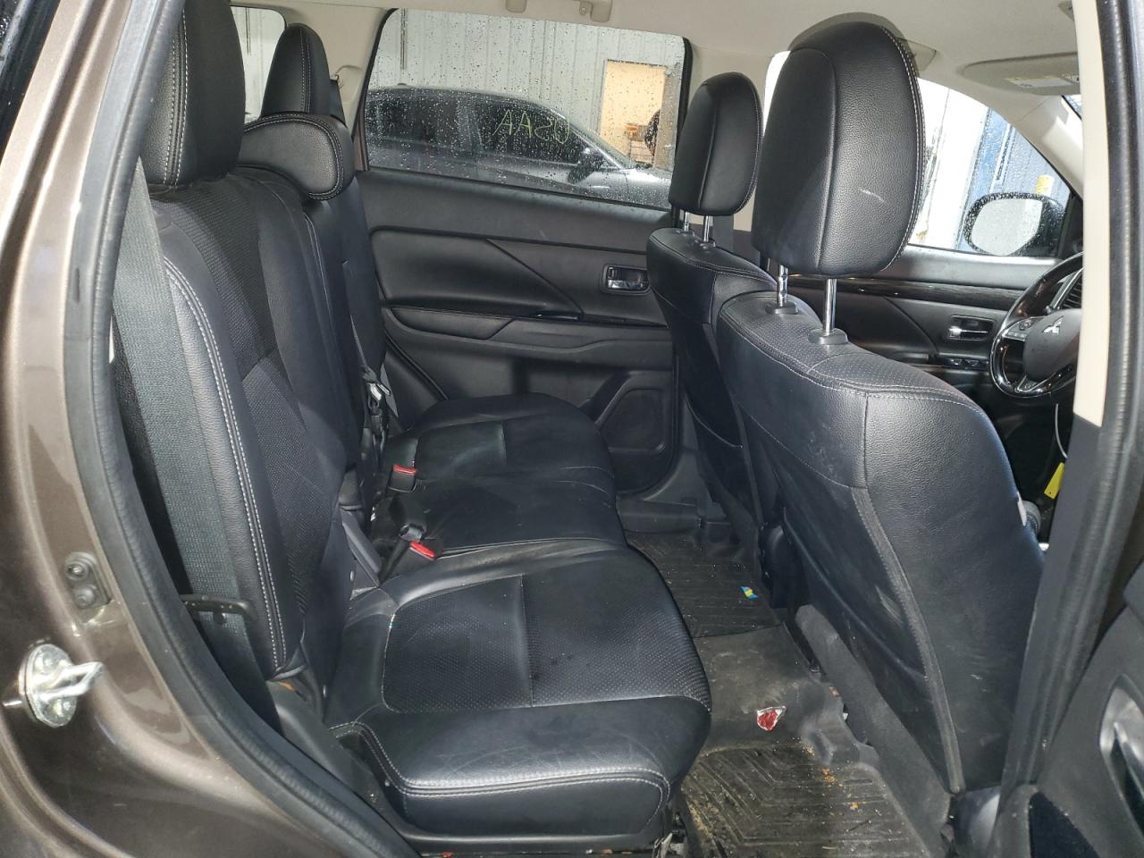 2016 Mitsubishi Outlander - Image 11