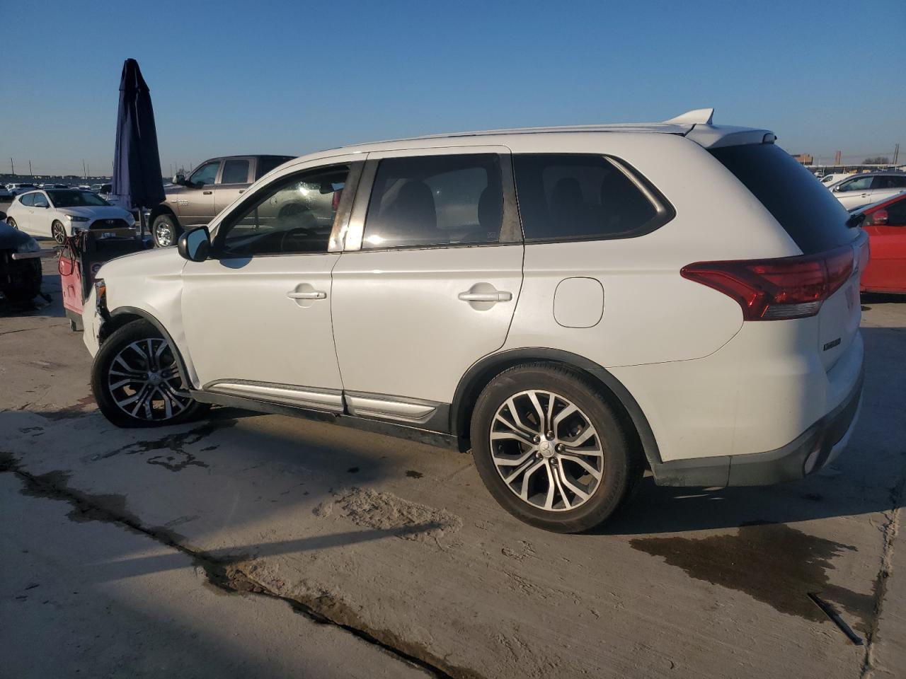 2017 Mitsubishi Outlander - Image 2