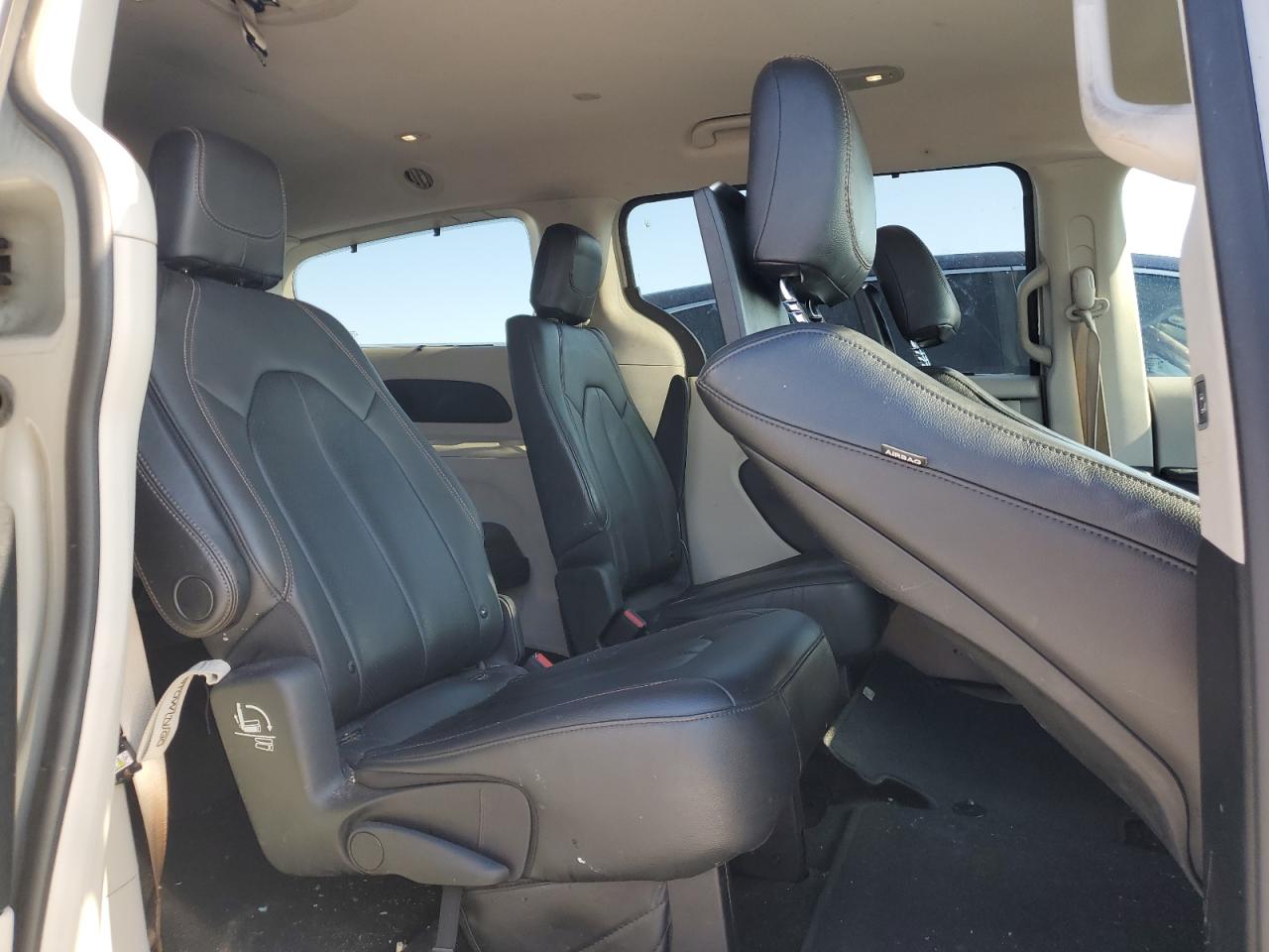 2017 Chrysler Pacifica - Image 11