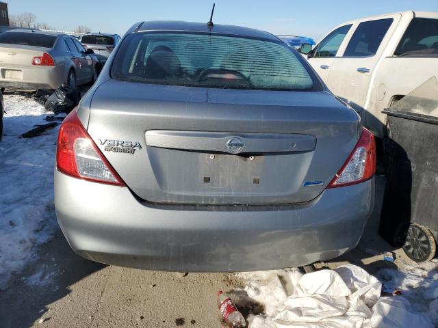 Седани NISSAN VERSA 2012 Сріблястий