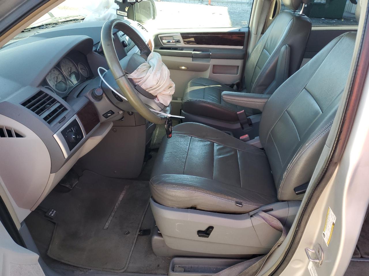 2010 Chrysler Town & Country - Image 7