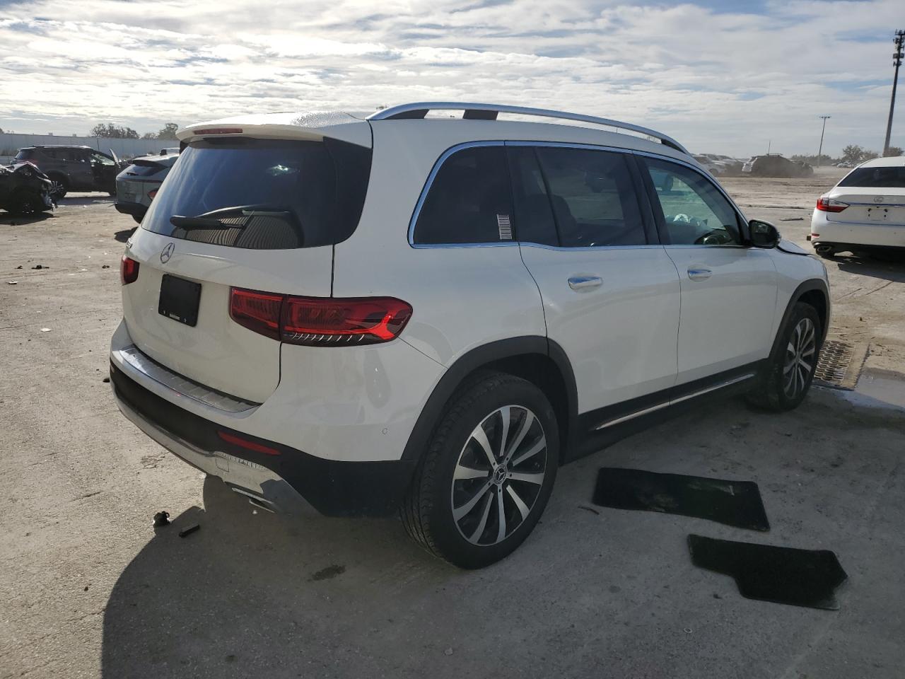 2023 Mercedes-Benz GLB - Image 3