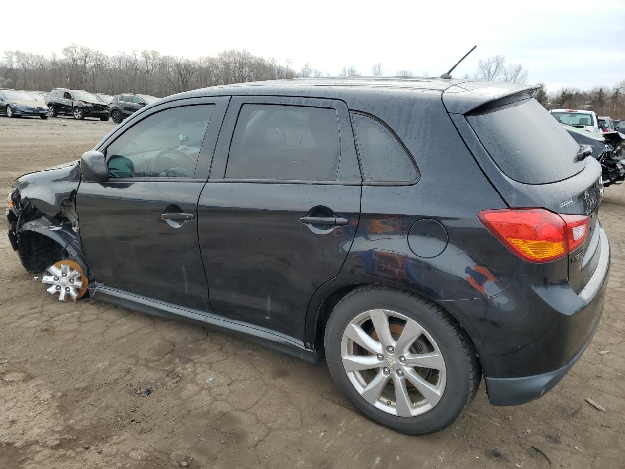 2015 Mitsubishi Outlander - Image 2