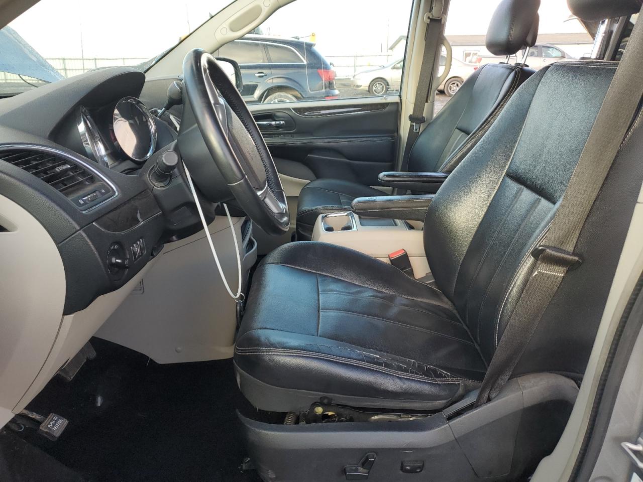 2013 Chrysler Town & Country - Image 7