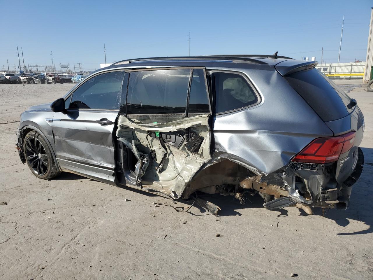 2021 Volkswagen Tiguan - Image 2