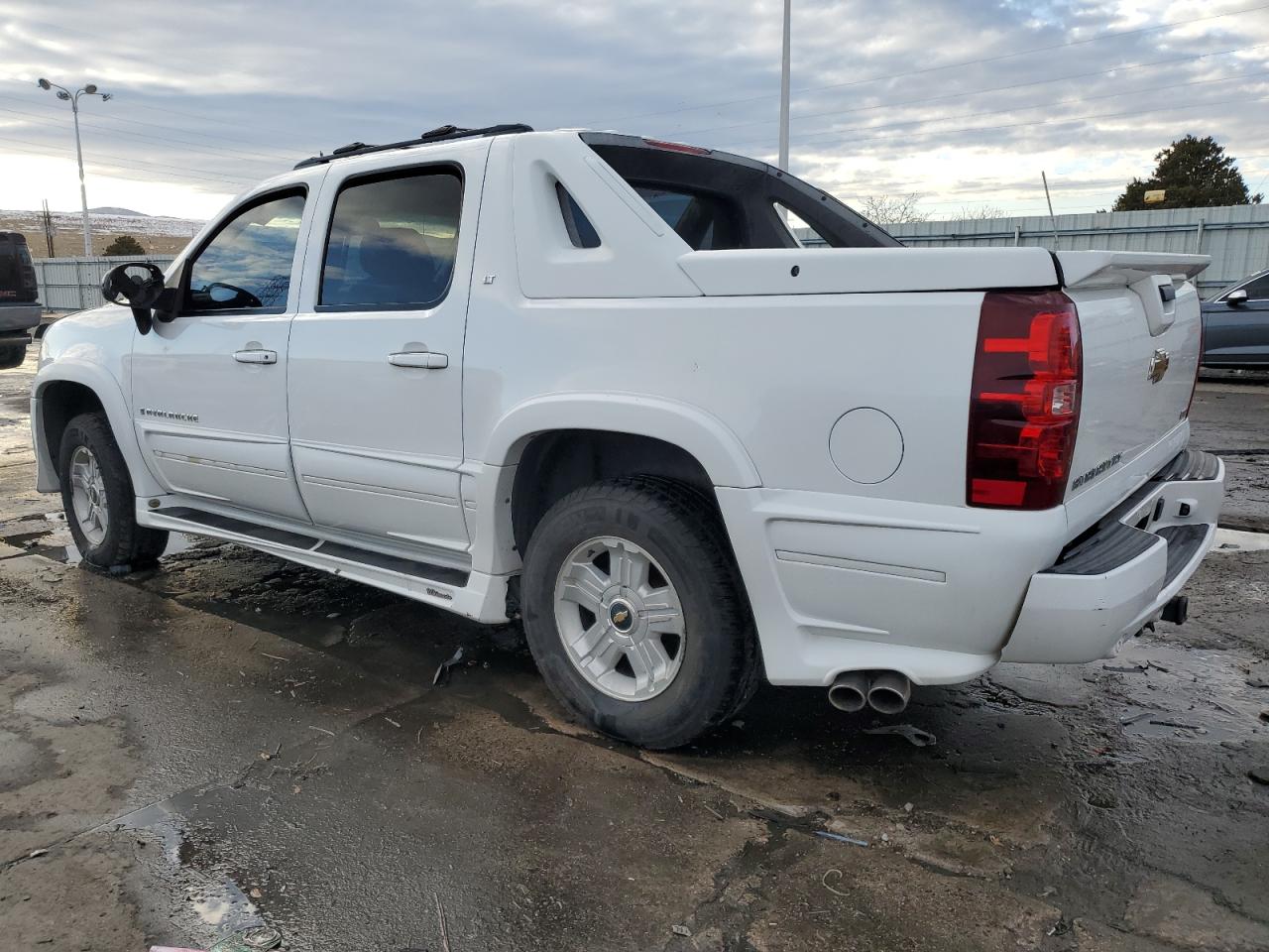 2008 Chevrolet Avalanche - Image 2