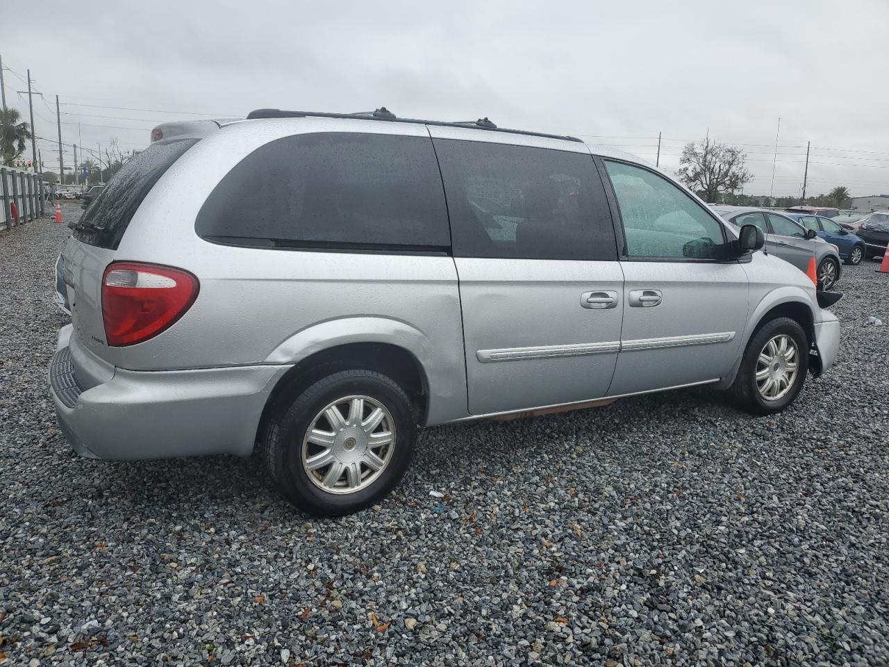 2005 Chrysler Town & Country - Image 3
