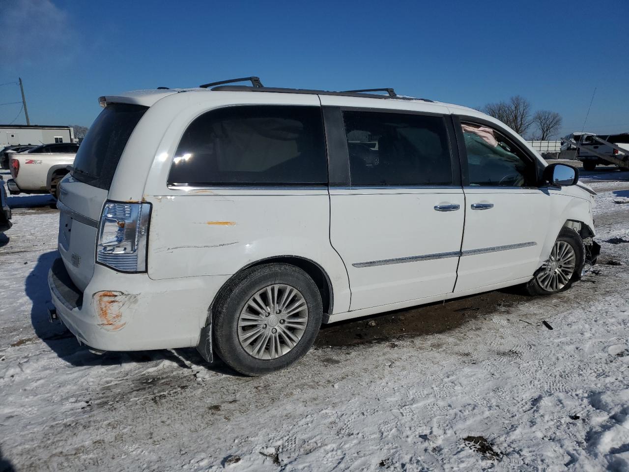 2016 Chrysler Town & Country - Image 3