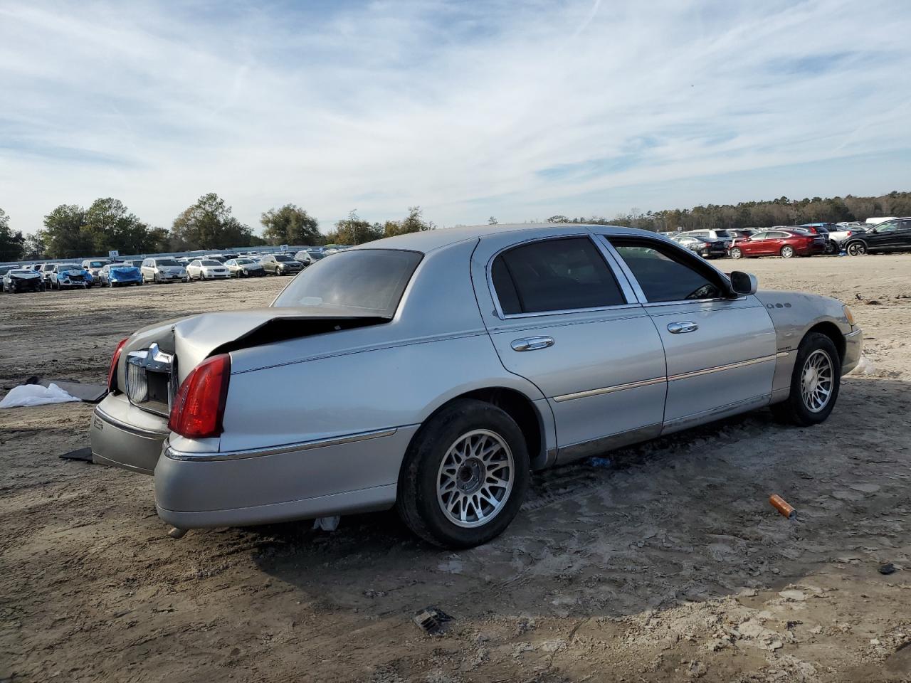 2002 Lincoln Town Car - Image 3