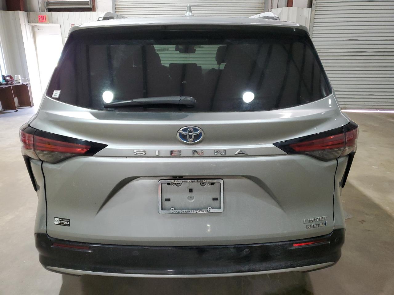 2021 Toyota Sienna - Image 6