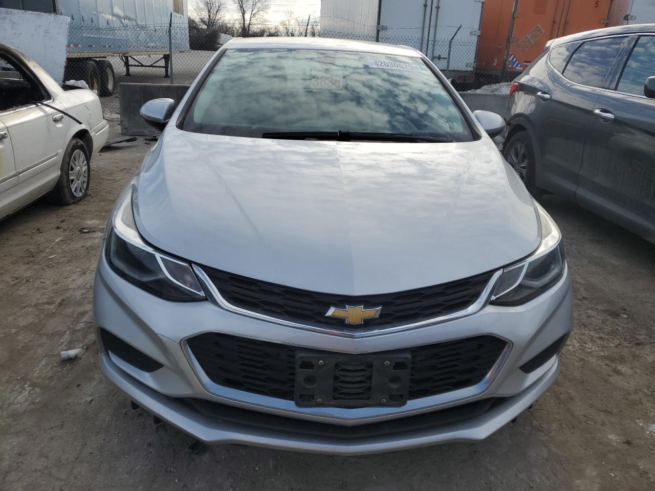 2018 Chevrolet Cruze - Image 5