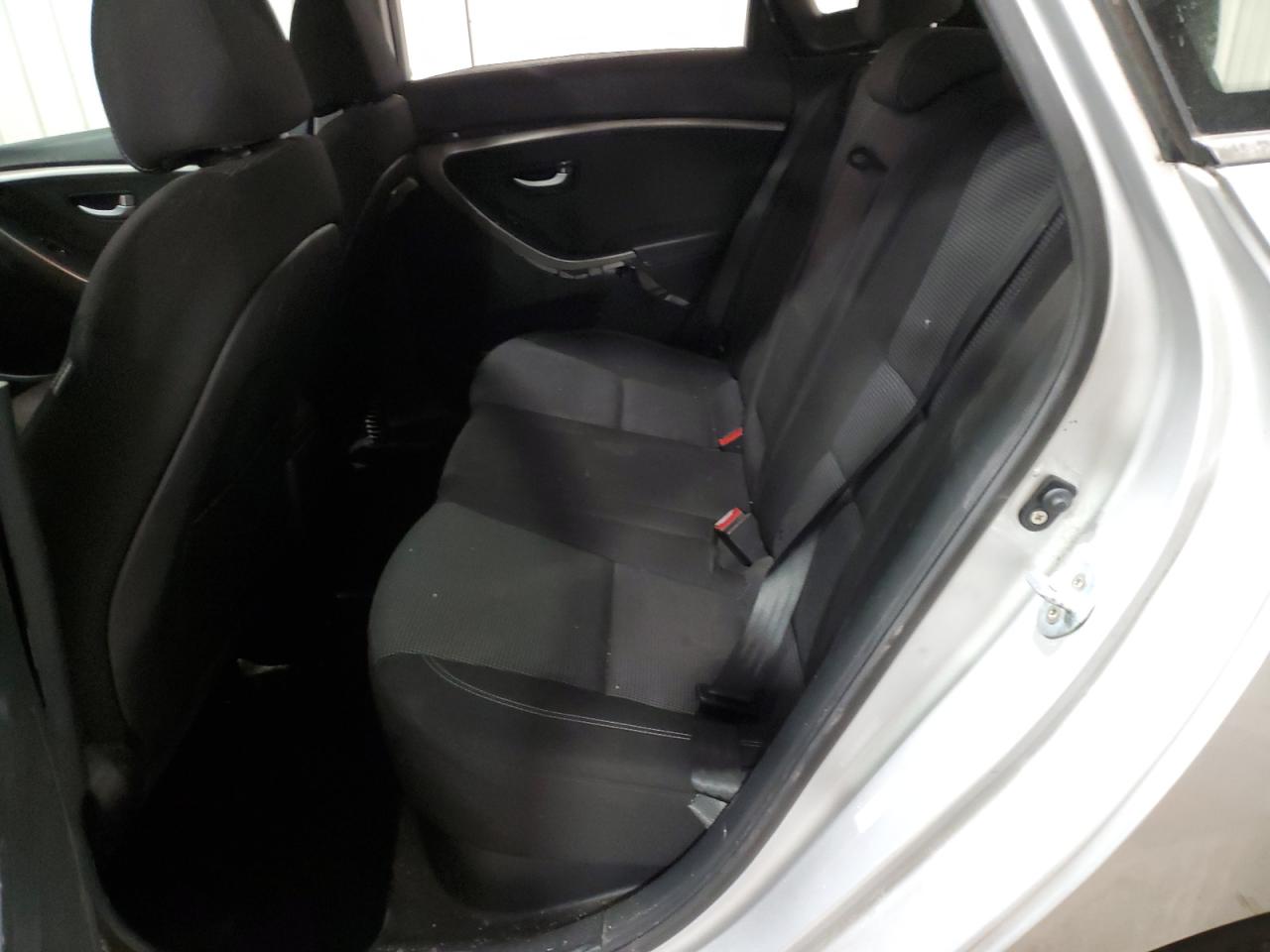 2016 Hyundai Elantra - Image 10