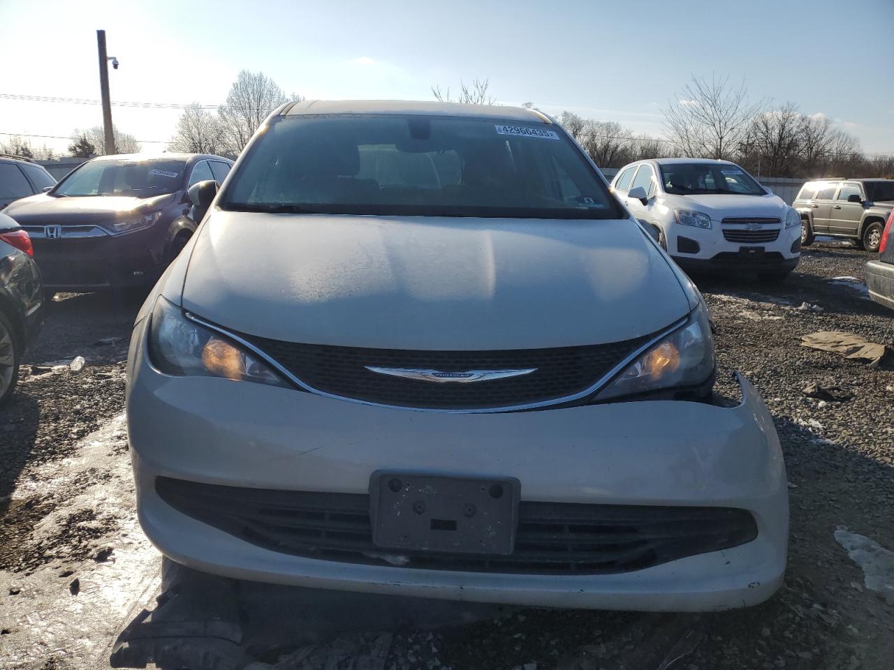 2017 Chrysler Pacifica - Image 5
