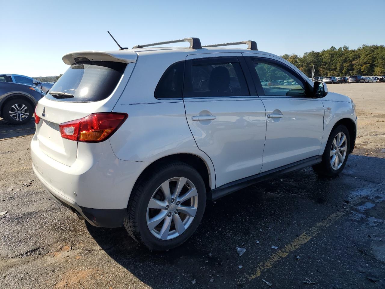 2014 Mitsubishi Outlander - Image 3