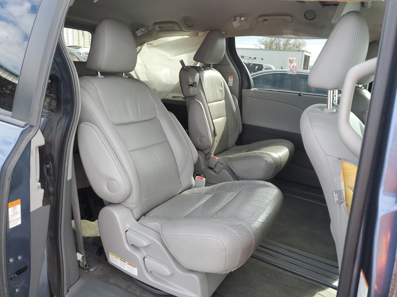 2017 Toyota Sienna - Image 11