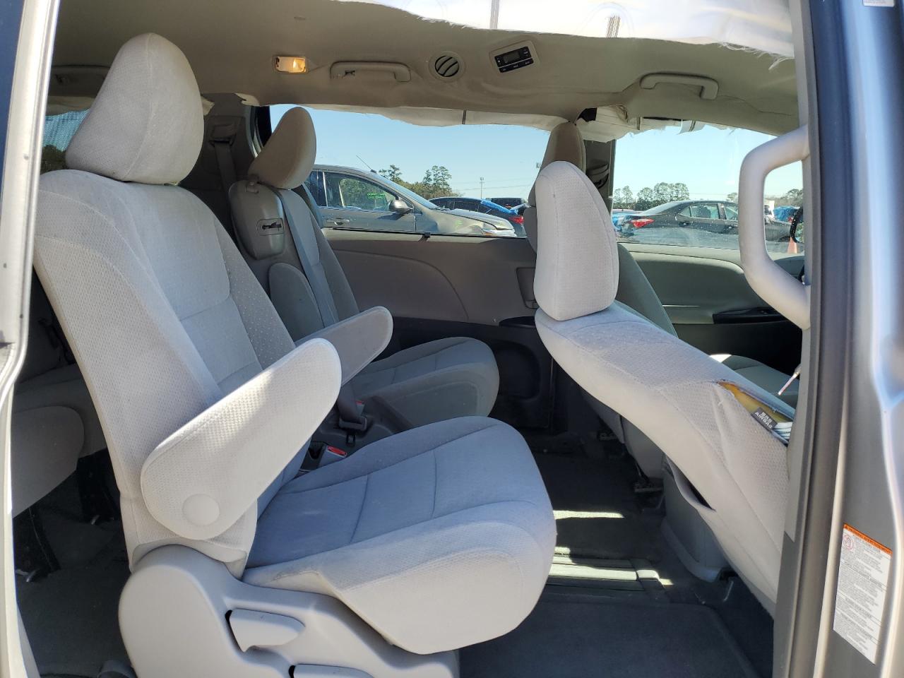 2015 Toyota Sienna - Image 11