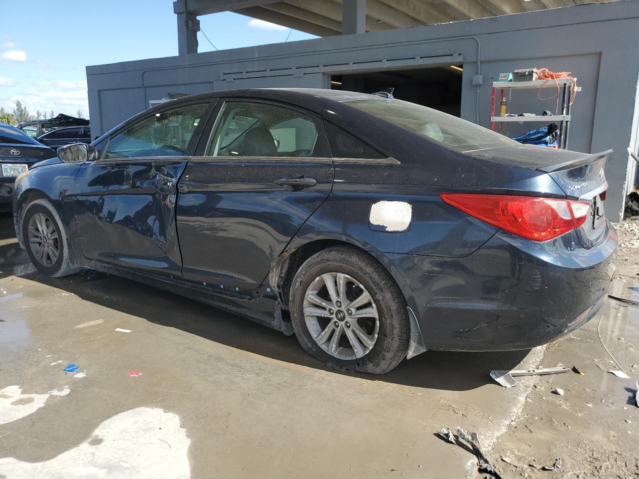 2012 Hyundai Sonata - Image 2