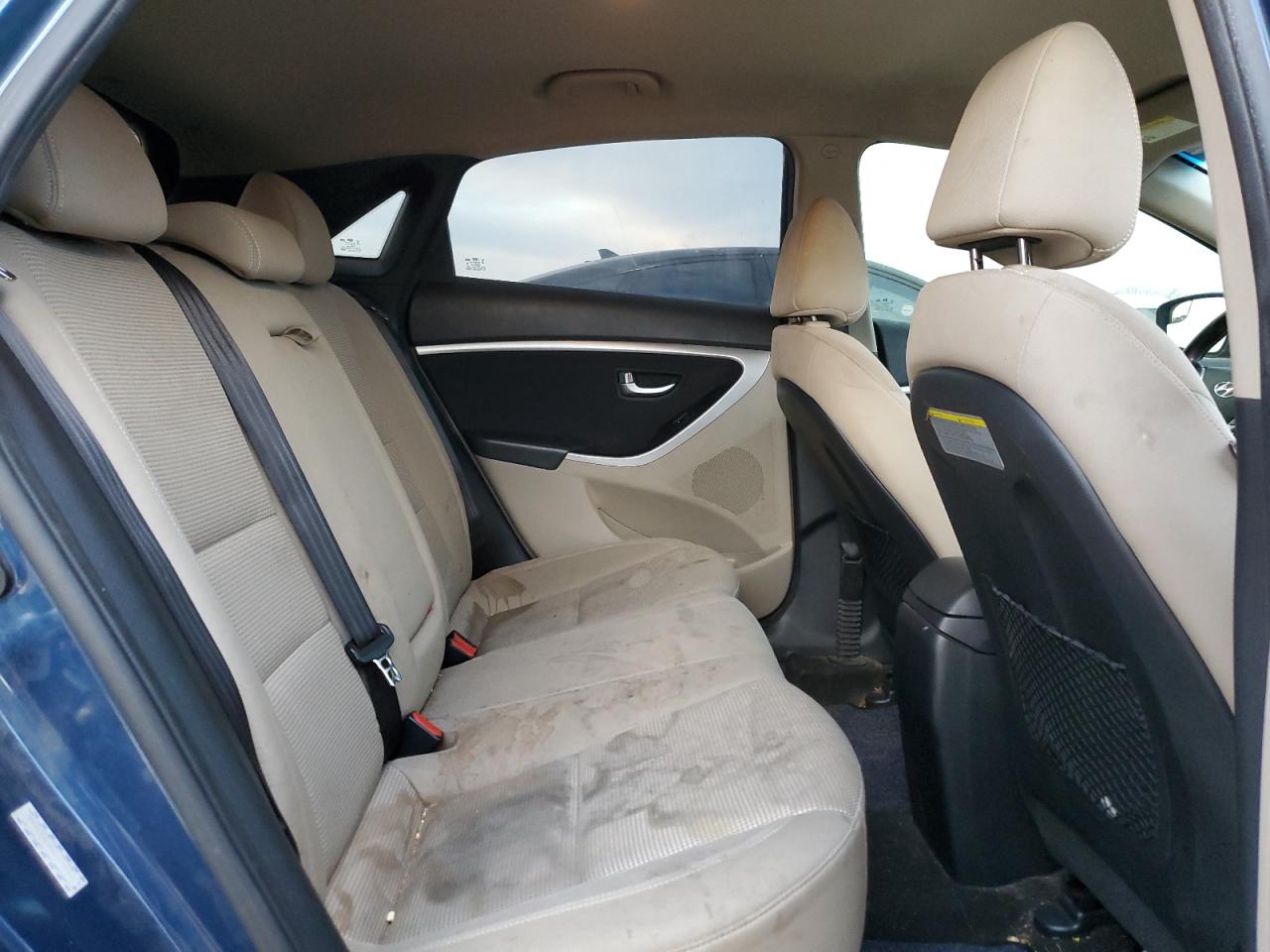2016 Hyundai Elantra - Image 10