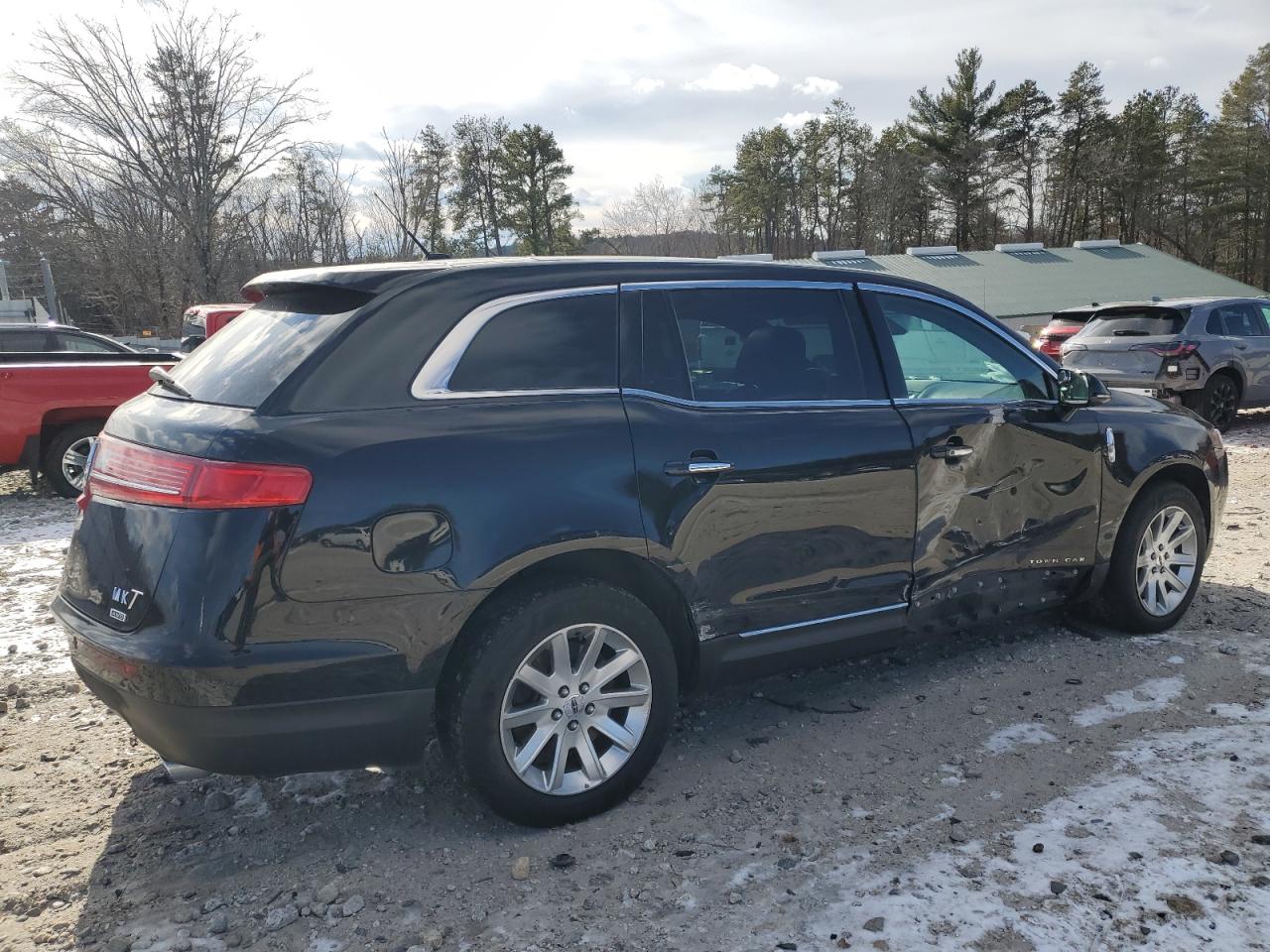 2018 Lincoln MKT - Image 3