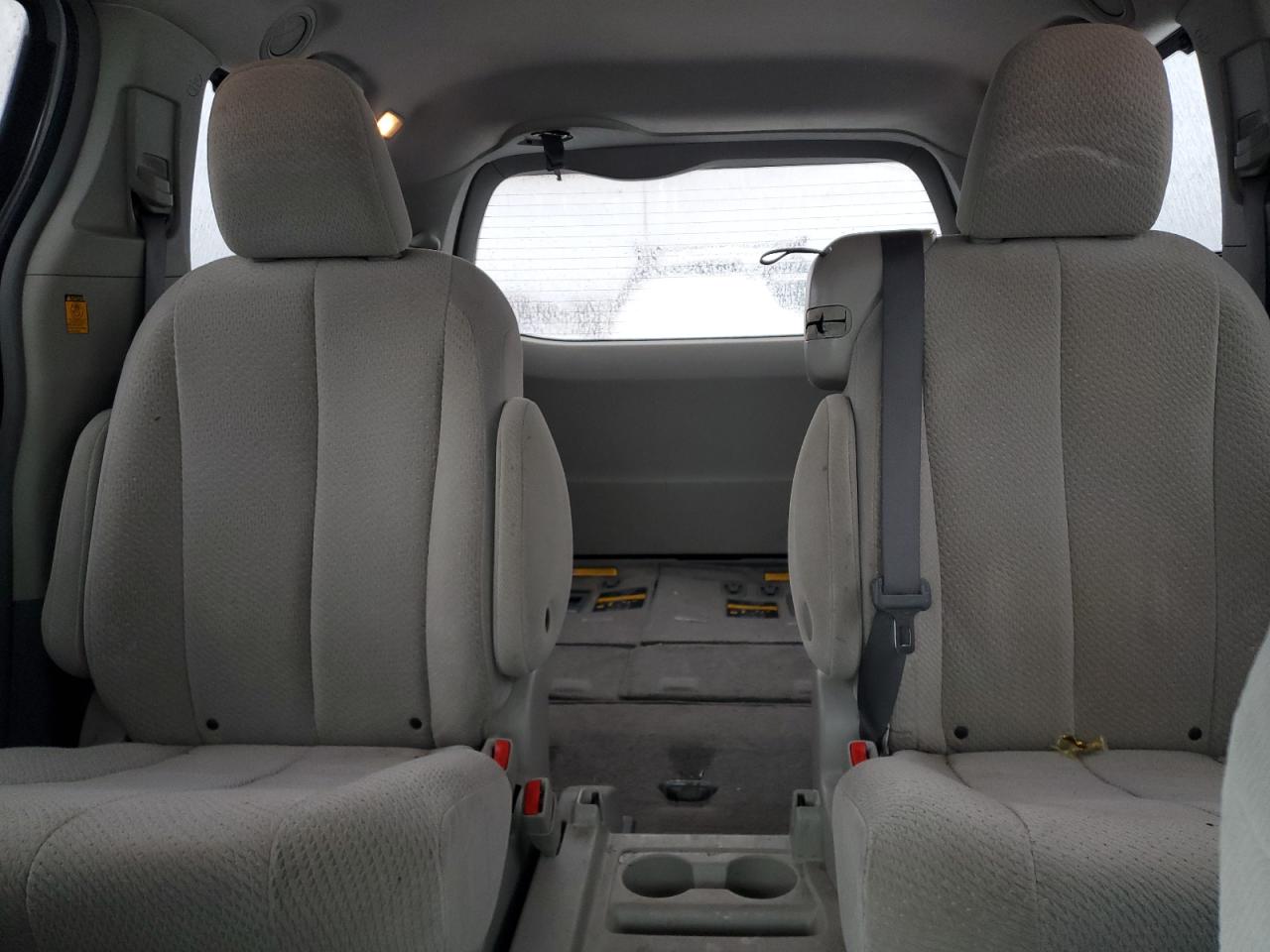 2011 Toyota Sienna - Image 10