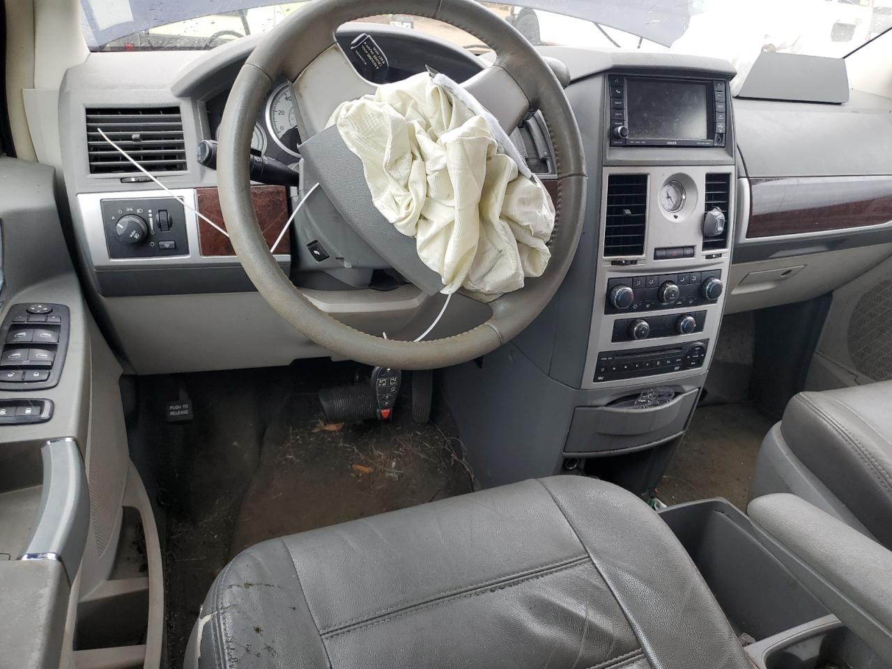 2010 Chrysler Town & Country - Image 8