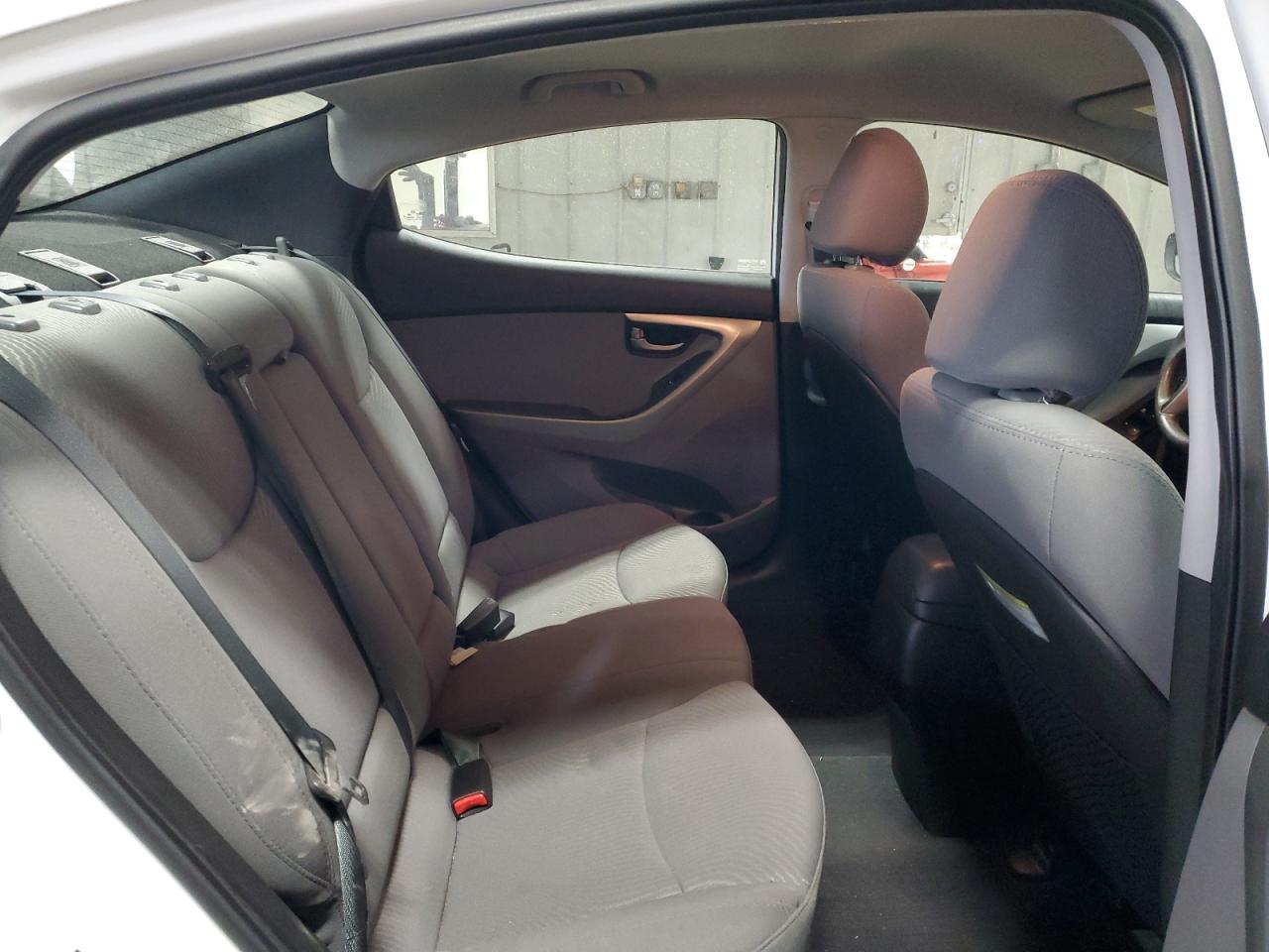 2016 Hyundai Elantra - Image 11