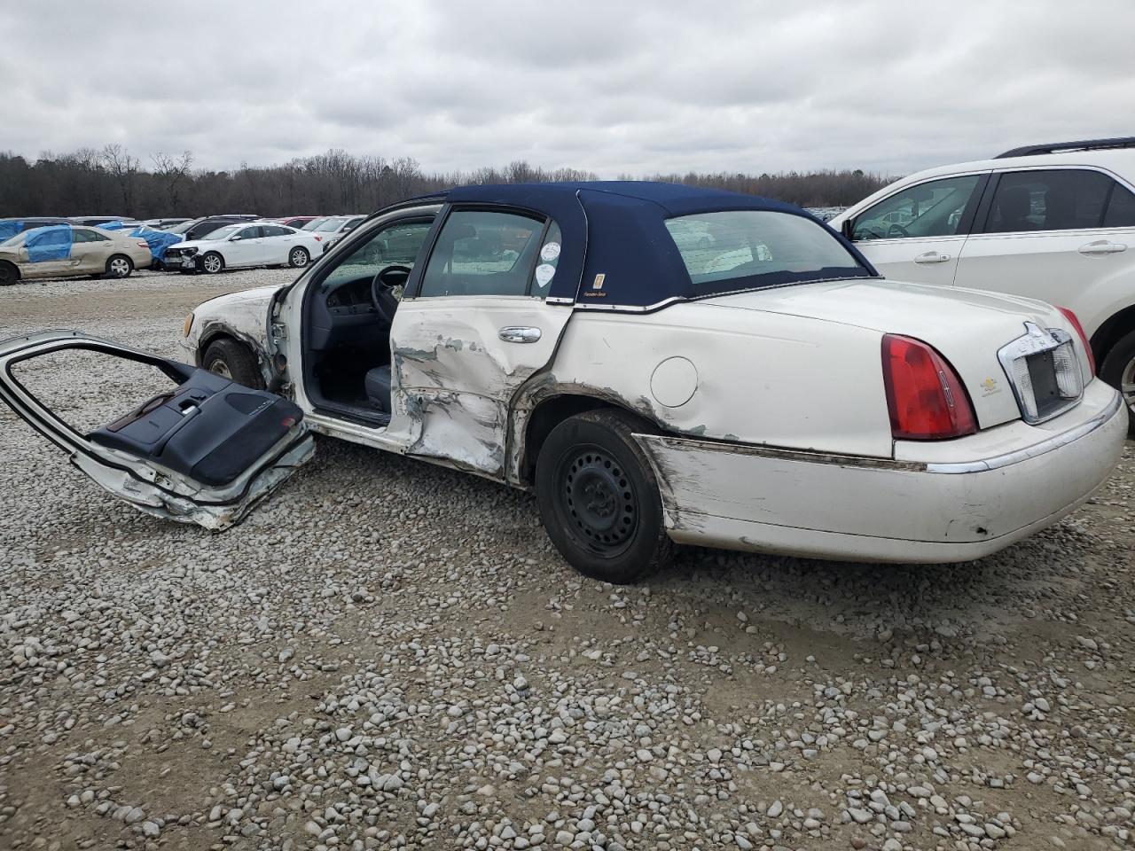 2001 Lincoln Town Car - Image 2