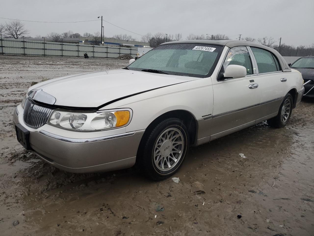 2000 Lincoln Town Car - Image 1