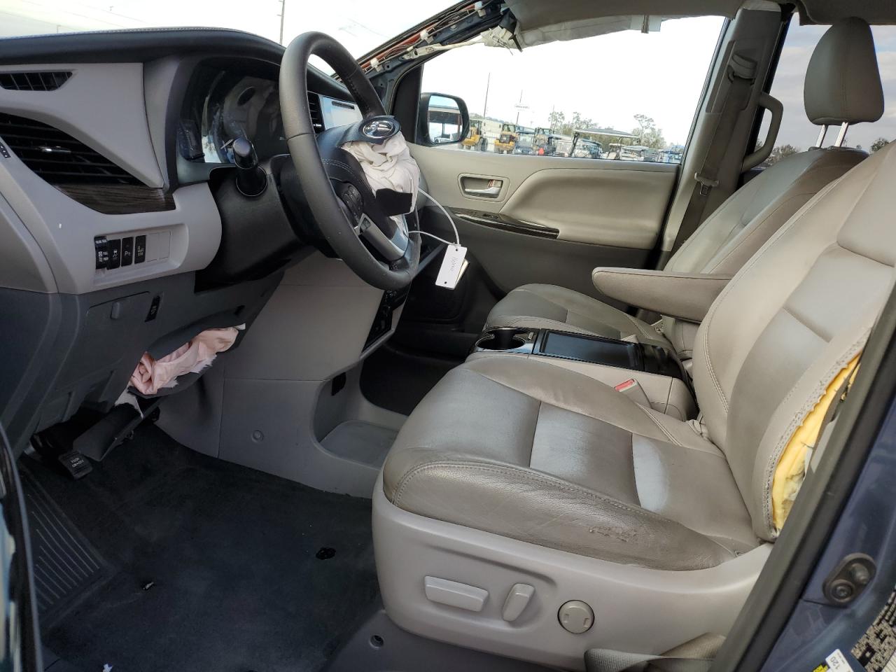 2017 Toyota Sienna - Image 7