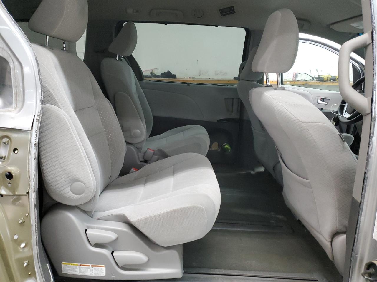 2017 Toyota Sienna - Image 11