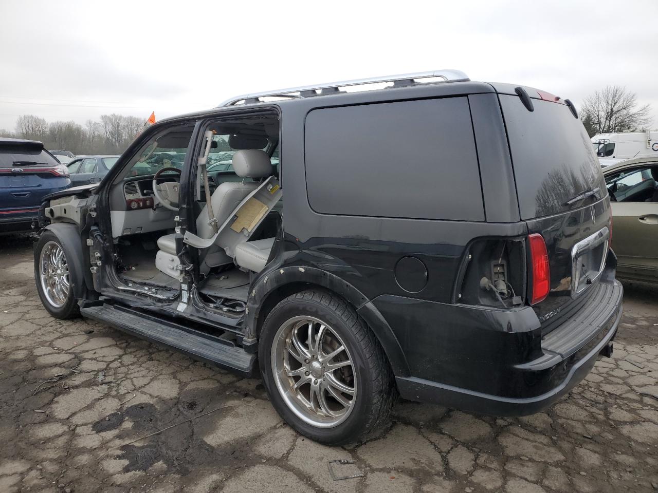 2006 Lincoln Navigator - Image 2