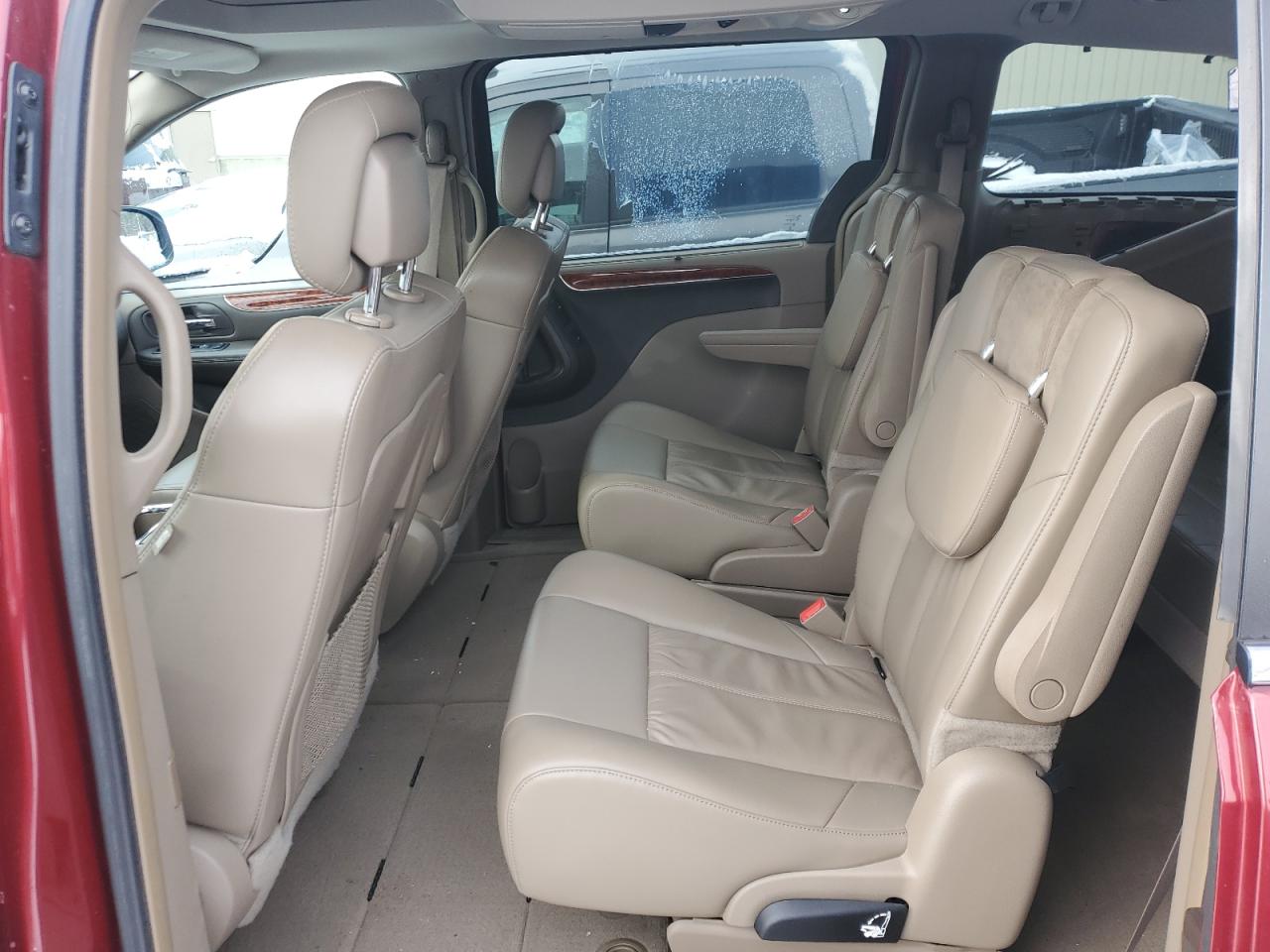 2016 Chrysler Town & Country - Image 11