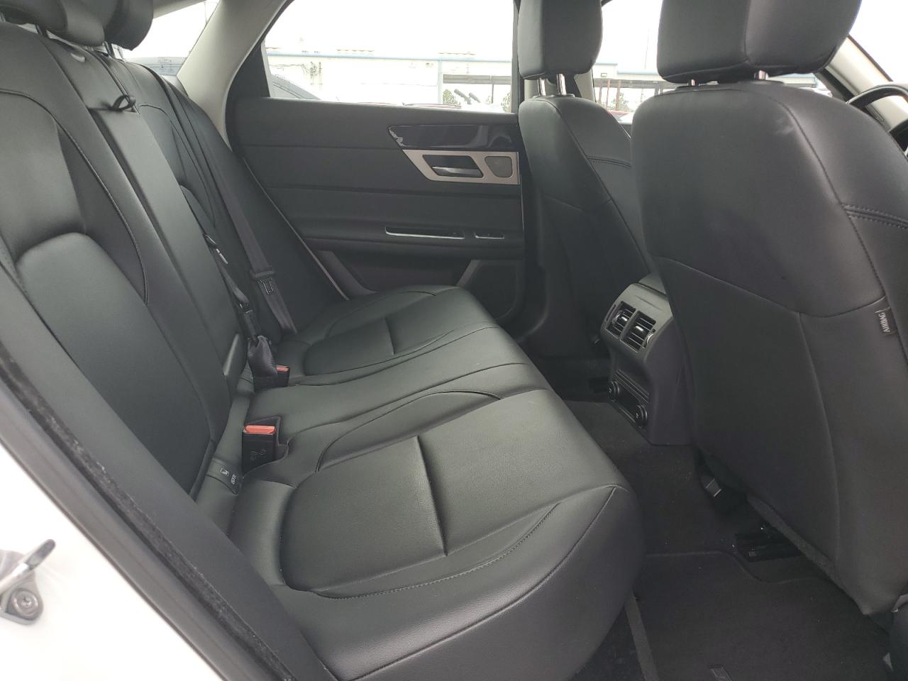 2018 Jaguar XF - Image 10