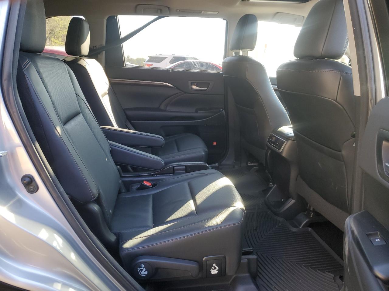2015 Toyota Highlander - Image 11