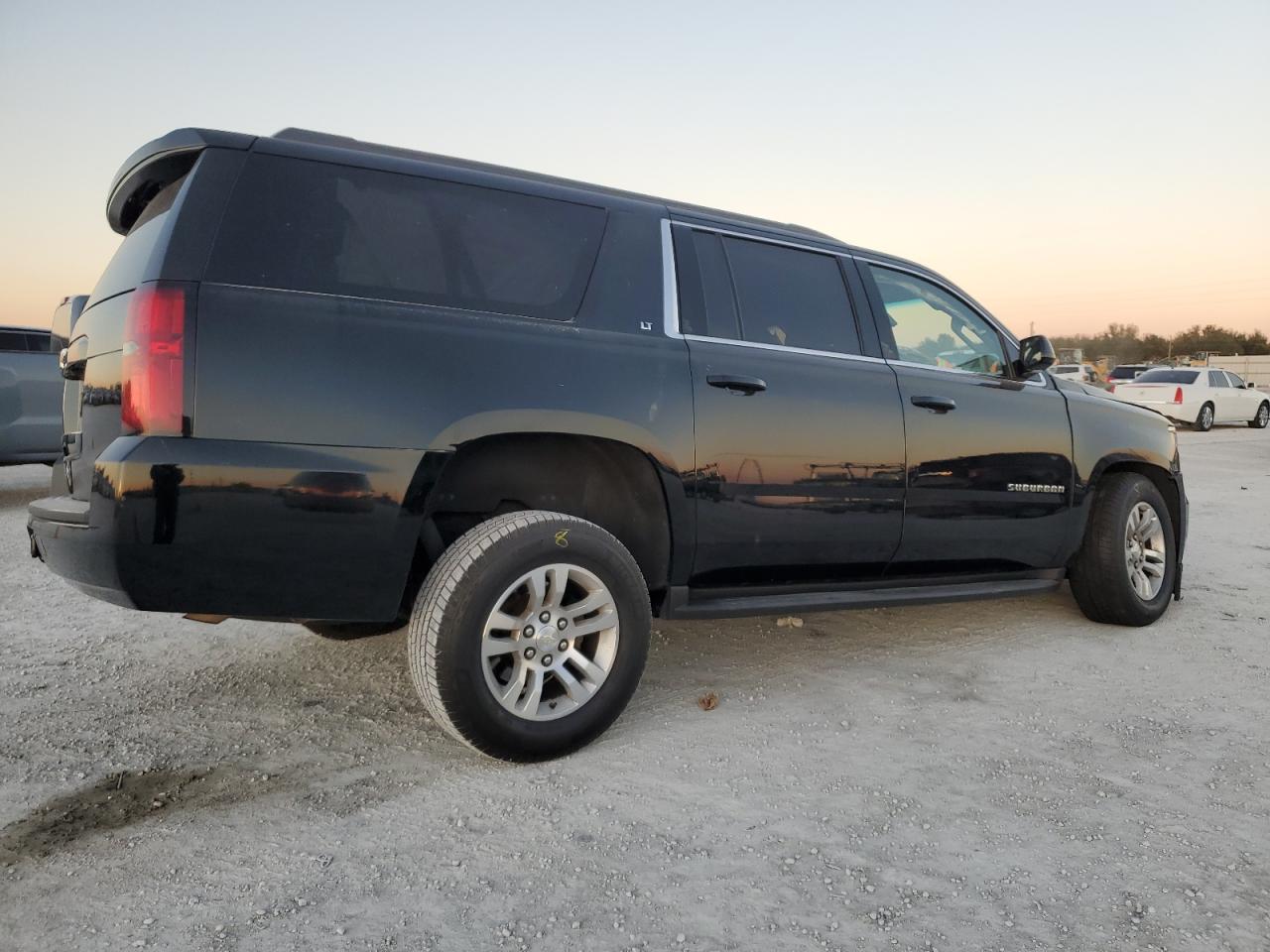 VIN 1GNSKHKC9JR365841 2018 CHEVROLET SUBURBAN no.3