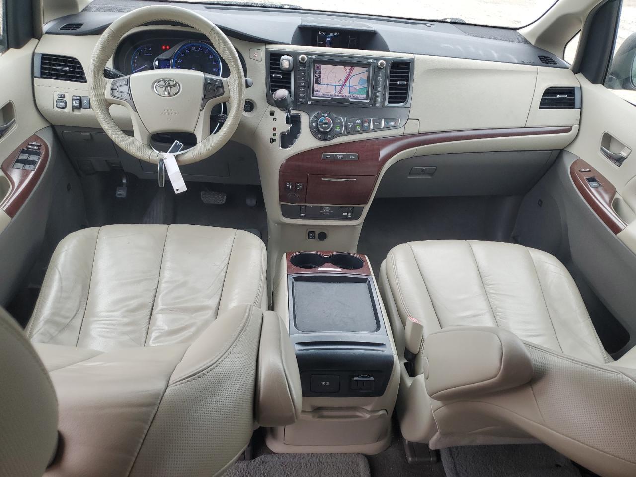 2011 Toyota Sienna - Image 8