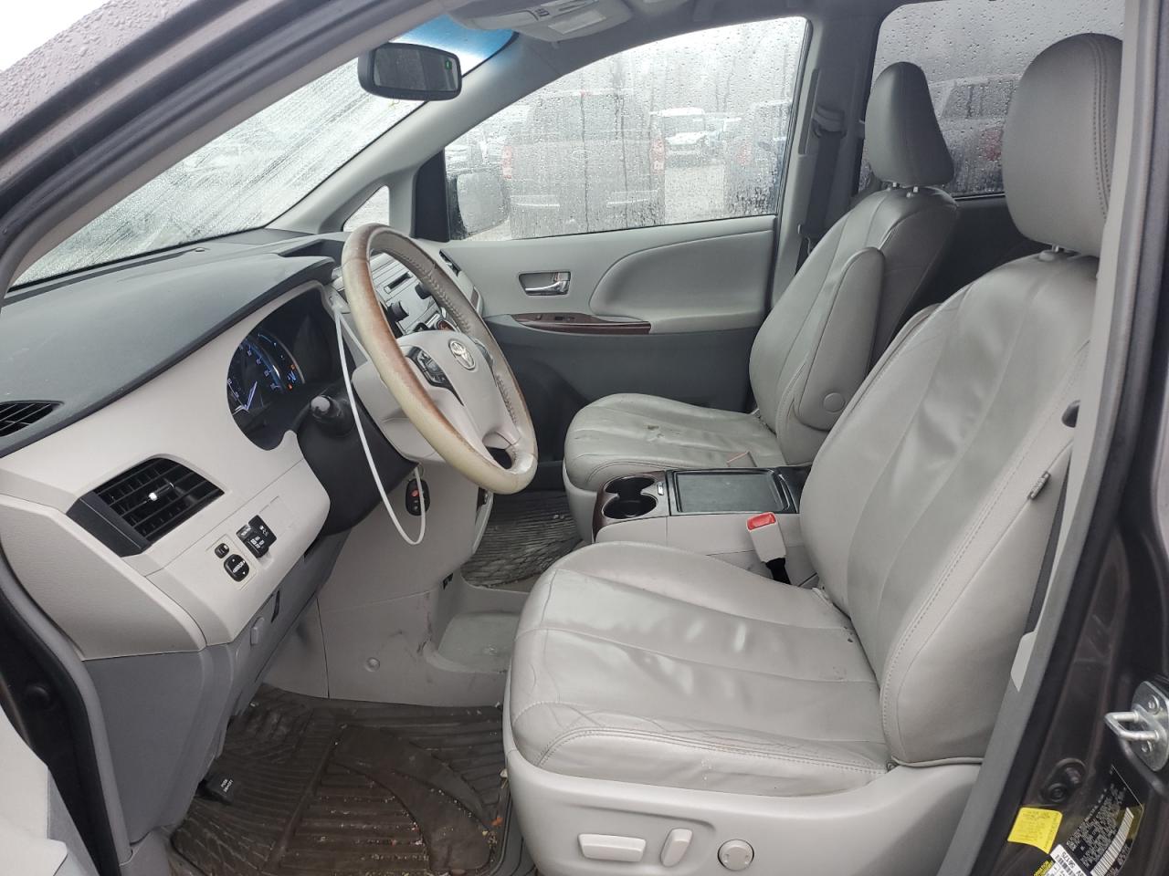 2012 Toyota Sienna - Image 7